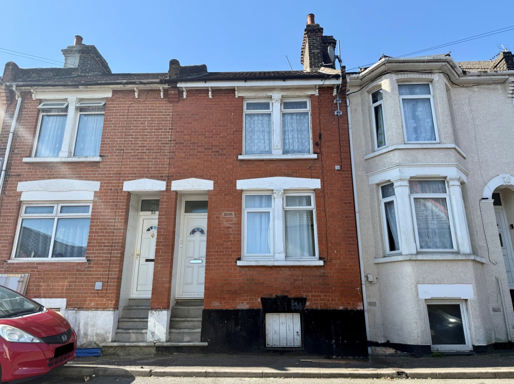Lot: 123 - FREEHOLD BLOCK OF TWO FLATS FOR INVESTMENT - Mid-terrace pair of flats